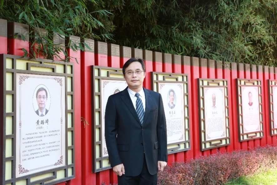Dr. Huang Luqi