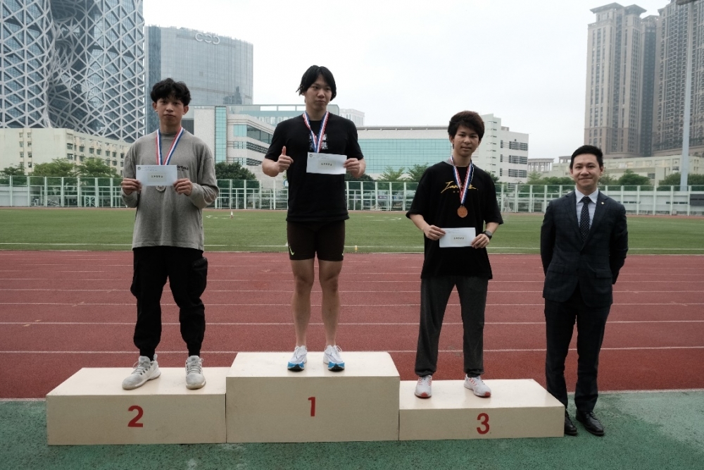 1.鄧偉立行長為男子1500米獲獎同學頒獎