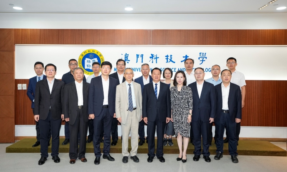 潍坊学院党委书记李东(前排右四)一行与姜志宏副校长(前排左四)等合影