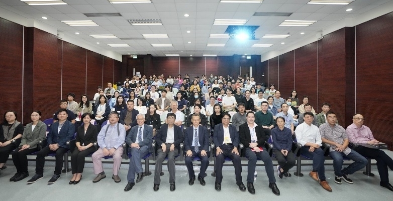 Academician Chair Professor Chi-Ming Che delivered a distinguished lecture on “Fighting Against Metastatic Cancers”