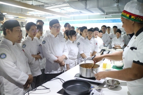 5--Students-pay-attention-to-the-cooking-demonstration-presented-by-chef