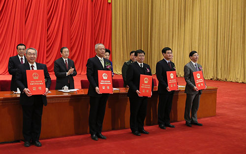 刘良校长(前排左三)在主席台接受国家领导人颁发奖励证书