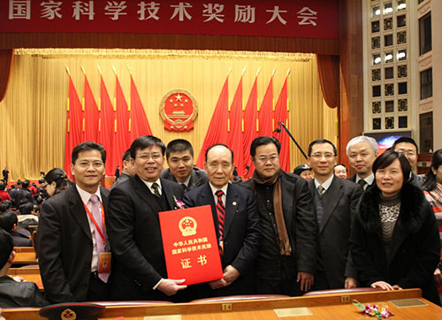 劉良校長等獲獎團隊成員在北京人民大會堂國家科學技術獎勵大會會場