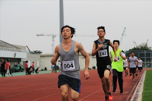 運動健兒在賽場上拼搏