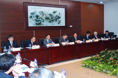 曹健林副部长（左四）一行听取建设进展报告