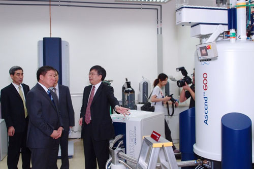 刘良副校长向曹健林副部长介绍实验室仪器设备