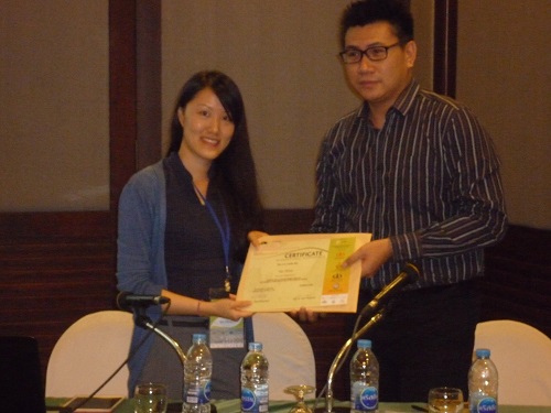 Lecturer Yan Feng(L)