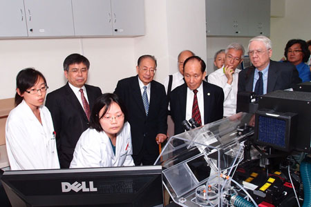 唐志堅主席參觀重點實驗室的活細胞成像系統