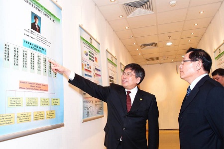 刘良副校长（左）向万钢副主席（右)汇报中药质量研究国家重点实验室建设进展