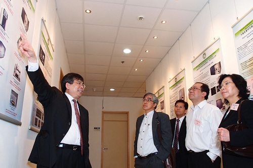 刘良副校长介绍中药质量研究国家重点实验室扩建
