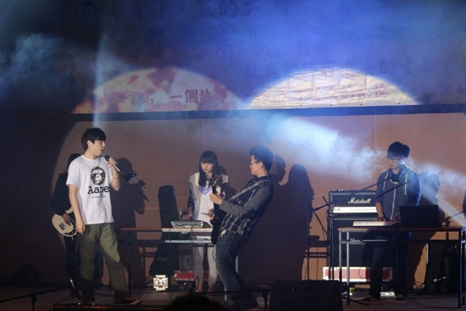 xueshenghuishoucijubanbiyewanhui1