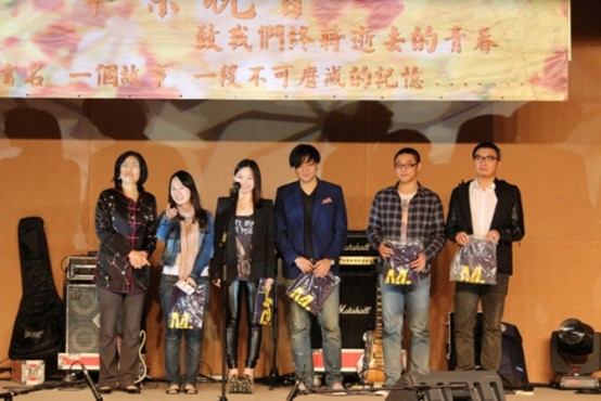 xueshenghuishoucijubanbiyewanhui2