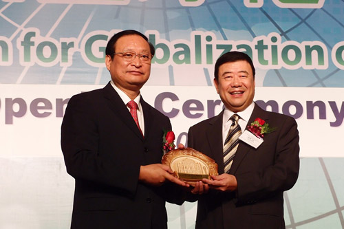 Mr. Wang Guo Qiang(Left), Dr. Liu Chai Wan(Right)