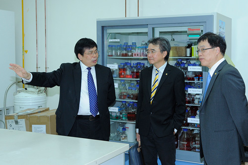 廖泽云校监(右四)等与香港浸会大学钱大康校长(左四)一行合影