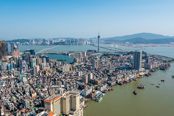 澳門地處珠江出海口，是我國兩個國際貿易自由港之一，需深化與區內省市的合作，發揮協同效應。
