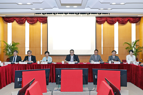 為更好地參與“一帶一路”建設，特區政府於2017年3月成立“一帶一路”建設工作委員會，由行政長官領導，成員包括五位司長及相關部門，統籌短中長期總體設計。委員會於5月召開首次全體會議，會上行政長官指出做好今年工作須注重三方面：加強社會對“一帶一路”的正確認識； 注重“一帶一路”工作的統籌協調，系統地把澳門五年發展規劃、“一中心一平台”建設、“粵港澳大灣區”合作等與之結合；完善“一帶一路”工作的支撐體系，處理好中央與澳門、政府部門之間、政府與社會團體的關係，強化共商、共建、共享的氛圍。