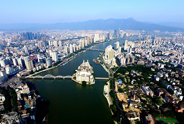 位於東南沿海的福建，是溝通中外航運和海上交流的要塞，是古代海上絲綢之路的東方起點，亦是21世紀海上絲綢之路的重要門戶。
