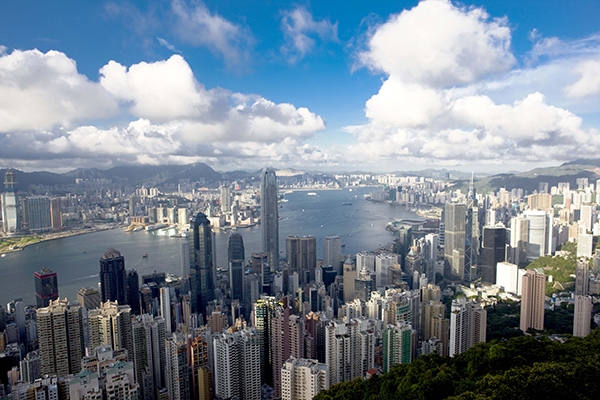 亞洲國際都會香港，和澳門同樣與海外僑胞有着緊密聯繫，可藉歸僑僑眷優勢加強與海上絲綢之路沿線國家的經貿及人文交流。