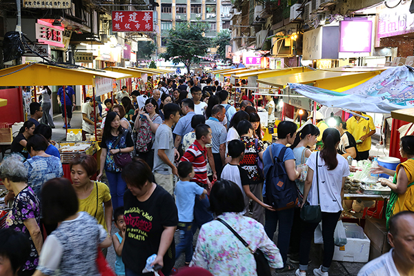 澳門的歸僑來自五大洲60多個國家，約佔全澳人口一成。歸僑團體經常舉辦各式各樣的節慶和文娛活動，是澳門多元文化的重要組成部