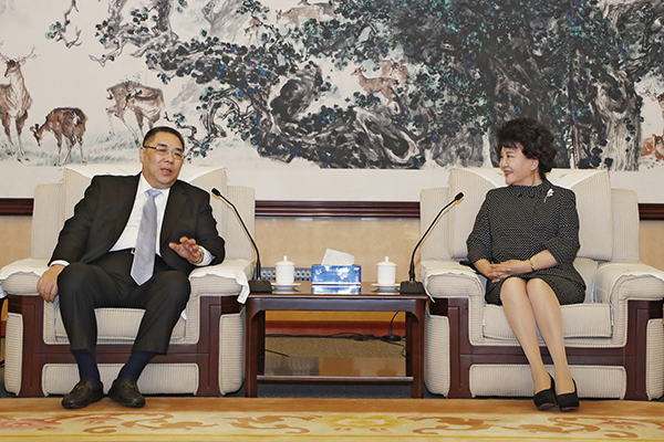 圖為行政長官崔世安於2017年3月與國務院僑務辦公室主任裘援平會面。