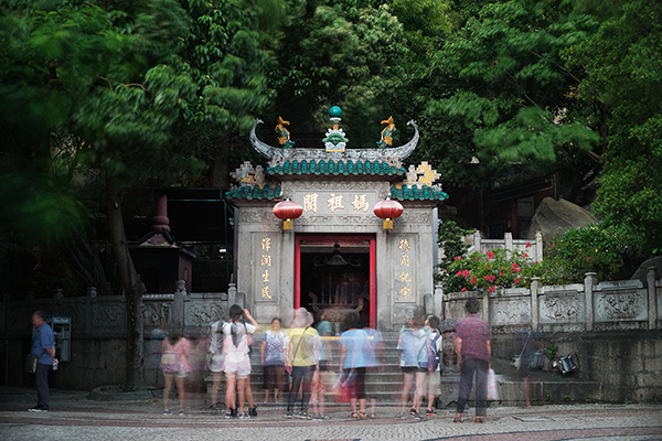 完善自身的旅遊配套設施，繼續保護和開發旅遊資源，包括世遺歷史城區、粵港澳“一程多站”旅遊精品路線，將澳門加快構建成為優質的文化旅遊城市。